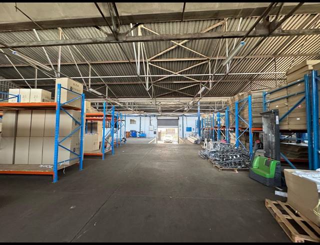 1,100M² WAREHOUSE FOR SALE IN NEWLANDS
